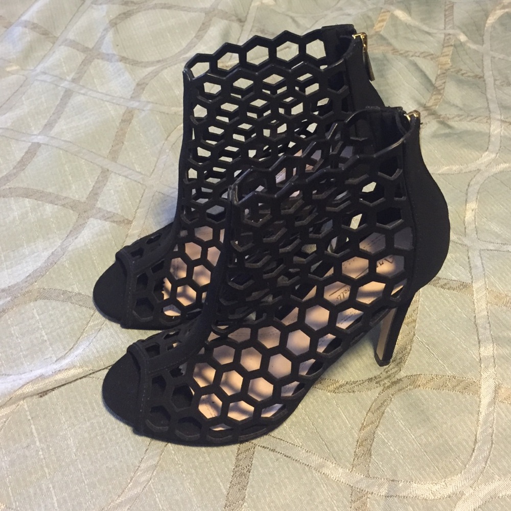 Shoes - Picture 2 of 7